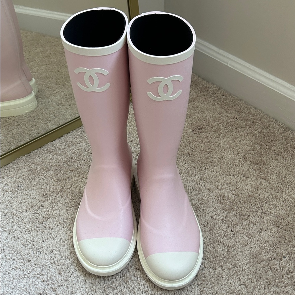 Chanel pink rain boots. 38